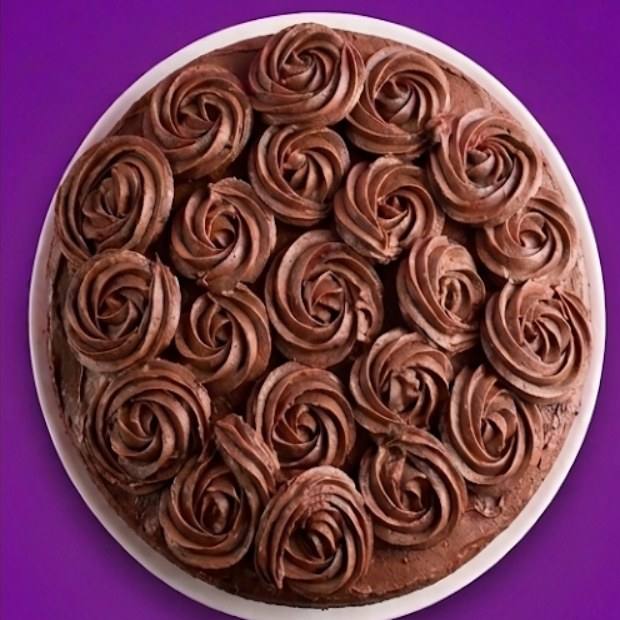 Torta de chocolate — vista superior con rosetas